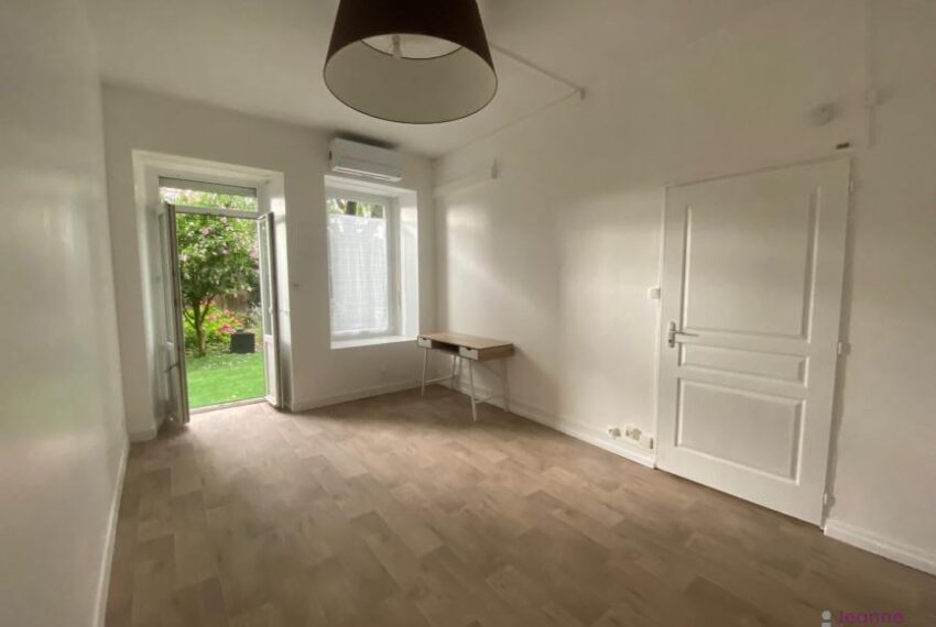 T2 ENTIEREMENT RÉNOVÉ AVEC REZ-DE-JARDIN