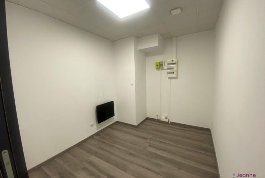 LOCAL COMMERCIAL FBG DE MONTBELIARD- PLACE DE PARKING SOUTERRAIN